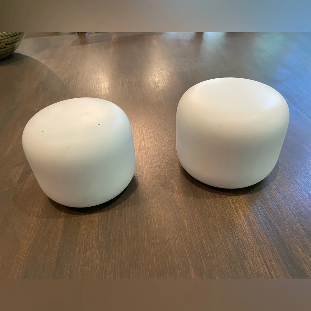 Nest Wifi - Mesh Router AC2200 and 1 Point with Google Assistant - 2 Pack - Snow